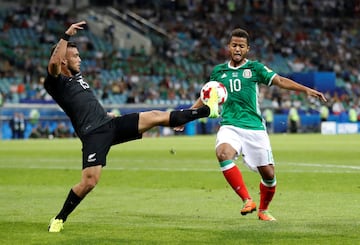 Giovani Dos Santos busca quedarse con el balón.