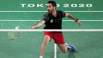 CHOFU, JAP?N - 27 DE JULIO: Pablo Abian del equipo de Espa?a compite contra Raul Must del equipo de Estonia durante un partido de hombres solteros del Grupo N en el cuarto d¨ªa de los Juegos Ol¨ªmpicos de Tokio 2020 en Musashino Forest Sport Plaza el 27 de julio de 2021 en Chofu, Tokio. Jap¨®n.