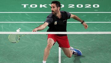 CHOFU, JAPÓN - 27 DE JULIO: Pablo Abian del equipo de España compite contra Raul Must del equipo de Estonia durante un partido de hombres solteros del Grupo N en el cuarto día de los Juegos Olímpicos de Tokio 2020 en Musashino Forest Sport Plaza el 27 de julio de 2021 en Chofu, Tokio. Japón.