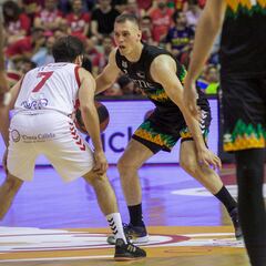 El UCAM Murcia se aprovecha de un Bilbao Basket bajo mínimos