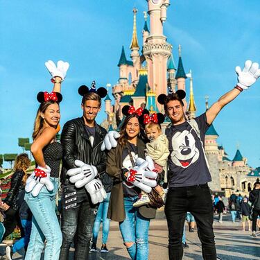 El futbolista del Athletic aprovechó e hizo una escapada en pareja junto a su amigo Marcos Llorente, al que acompa?ó en su visita a Disneyland también con su hijo peque?o y su pareja Ingrid Betancor.