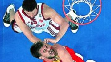 <b>VAYA REBOTE. </b>Marc Gasol pelea por el balón. Turkoglu observa.