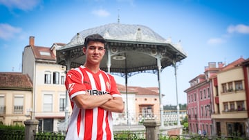 24-06-25. NACHO MARTÍN POSA EN NOREÑA, SU LOCALIDAD NATAL, TRAS FIRMAR SU RENOVACIÓN CON EL SPORTING HASTA 2029.