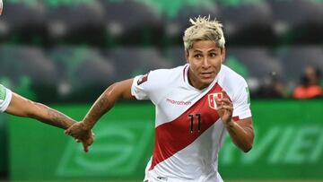 Chile&#039;s Paulo Diaz (L) and Peru&#039;s Raul Ruidiaz vie for the ball during their closed-door 2022 FIFA World Cup South American qualifier football match at the National Stadium in Santiago, on November 13, 2020. (Photo by Martin BERNETTI / POOL / AF