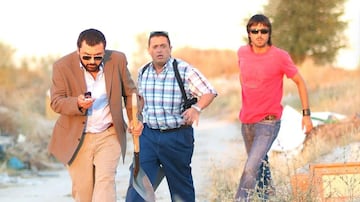 Policías torpes, enredos, risas y drama criminal. Paco, Mariano y compañía se ganaron un hueco con humor y acción de barrio.