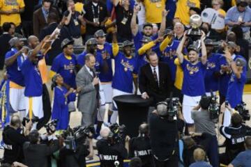 Los Golden State Warriors con el trofeo de campeón de la Conferencia Oeste.