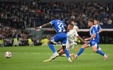 2-0. Maravilloso taconazo de Kylian para jugar con Bellingham que le devuelve la pared. El francés, en carrera, se libra de su marcador y supera a Antonio Sivera con un disparo al palo corto.