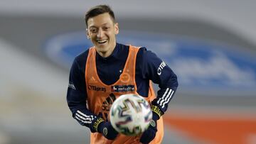 Soccer Football - Super Lig - Fenerbahce v Galatasaray - Sukru Saracoglu Stadium, Istanbul, Turkey - February 6, 2021 Fenerbahce's Mesut Ozil warms up at half time Pool via REUTERS/Kenan Asyali
