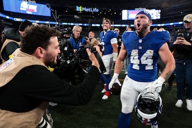 Cam Skattebo es una de las personas más buscadas en Google debido a su estatus comocorredor novato en la NFL, un jugador que generó una gran expectación. Su nombre se hizo viral en octubre de 2025 al sufrir una terrible y espeluznante lesión de tobillo en el partido contra los Eagles, siendo retirado del campo en camilla, lo que conmocionó a los aficionados. A pesar de ser una selección de cuarta ronda, se había ganado un rol importante en la ofensiva de los New York Giants gracias a su versatilidad, sumando yardas y anotaciones por carrera y recepción. El drama de su lesión y su prometedor talento truncado abruptamente lo mantienen como un tema central de búsqueda y conversación.