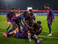 Los jugadores del Barça juvenil celebran la remontada ante el Eintracht.