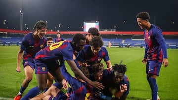 Los jugadores del Barça juvenil celebran la remontada ante el Eintracht.