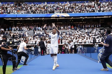 Mbappé saluda a toda la afición. 

