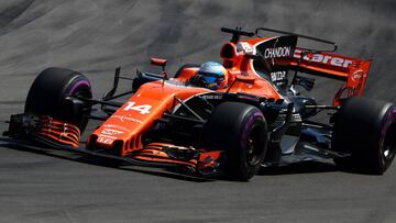 Fernando Alonso con el McLaren en Bakú.