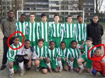 A la derecha, en la parte inferior de la foto, un joven Mbappé soñaba con ser como los chicos más grandes y jugar en el rectángulo verde.