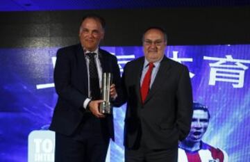 Alfredo Relaño entrega el Premio a la “Estrategia de comercialización global” a Javier Tebas por LaLiga. 