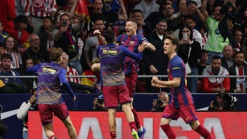 Soccer Football - LaLiga - Atletico Madrid v FC Barcelona - Riyadh Air Metropolitano, Madrid, Spain - April 4, 2026 FC Barcelona's Robert Lewandowski celebrates scoring their second goal with teammates REUTERS/Gonzalo Fuentes