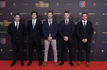 Exjugadores de la sección de hockey patines del Barcelona en la alfombra roja del gran Teatro del Liceu.