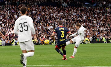 Latigazo de volea del croata tras el rechace de un crner que entra por la escuadra. El baln le lleg en la frontal y no se lo pens. Modric control y dispar de volea. Hasta Bellingham se puso de pie en el palco para celebrarlo. El Bernabu core su nombre.