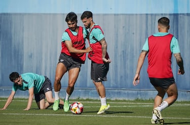 Carlos Puga se queda en el M¨¢laga hasta 2026