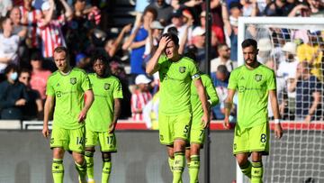 BRENTFORD, ENGLAND - AUGUST 13:  Harry Maguire of Manchester United looks dejected during the Premier League match between Brentford FC and Manchester United at Brentford Community Stadium on August 13, 2022 in Brentford, England. (Photo by Shaun Botterill/Getty Images)