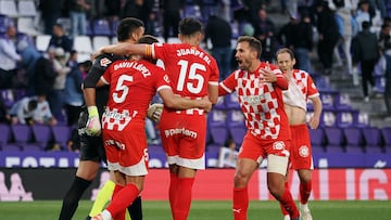 VALLADOLID 13/05/2025.- El delantero del Girona Cristhian Stuani (2d) celebra su gol con compañeros durante el partido de la jornada 36 de LaLiga entre el Real Valladolid y el Girona FC, este martes en el estadio José Zorrilla. EFE/R. GARCIA.