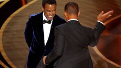 Momento en el que Will Smith sube al escenario y abofetea a Chris Rock.