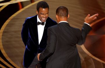 Momento en el que Will Smith sube al escenario y abofetea a Chris Rock.