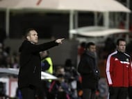 El entrenador del Huesca, Luis Tevenet, durante el encuentro correspondiente a la ida de los dieciseisavos de final de la Copa del Rey que Huesca y FC Barcelona disputan esta noche en el estadio de El Alcoraz, en Huesca.