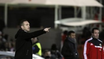 El entrenador del Huesca, Luis Tevenet, durante el encuentro correspondiente a la ida de los dieciseisavos de final de la Copa del Rey que Huesca y FC Barcelona disputan esta noche en el estadio de El Alcoraz, en Huesca.
