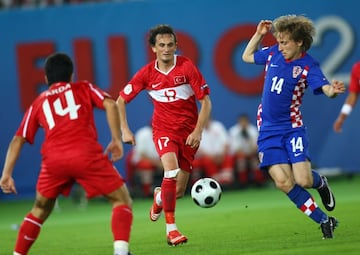 Arda Turan (de espaldas), Tuncay Sanli y Luka Modric, en el Croacia-Turquía de cuartos de final de la Eurocopa 2008.