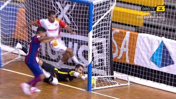 Imagen de las c¨¢maras de Esport 3 durante el partido de la Copa Catalunya de F¨²tbol Sala entre el Barcelona y el Industrias Santa Coloma en la que se ve c¨®mo el bal¨®n entra en la porter¨ªa en el gol anulado al Bar?a.