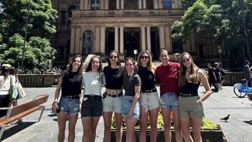 Jugadoras de la Selección posan por las calles de Sidney.