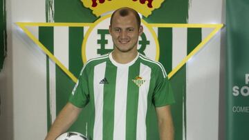 Zozulya el día de su presentación con el Betis.