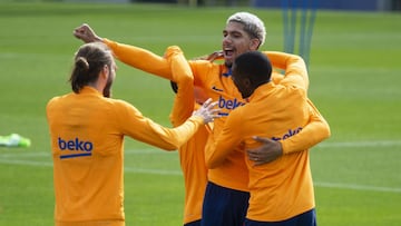 Mingueza, Demb&eacute;l&eacute; y Ara&uacute;jo celebran un  gol en el partidillo de entrenamiento de ayer.