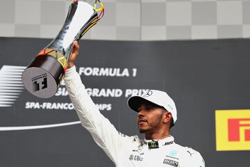 Lewis Hamilton en el pódium del GP de Bélgica. 