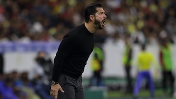 El director técnico del Atlas, Benjamín Mora, da indicaciones a sus jugadores en un partido del Atlas.