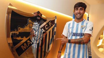 Alberto Escassi, posando con la camiseta del M&aacute;laga.