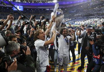 Marcelo y Modric con el trofeo.