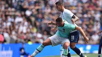 Erik Lamela pugna por un bal&oacute;n con Skriniar