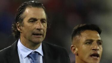 Juan Antonio Pizzi y Alexis Sánchez.
