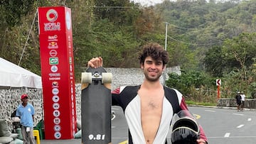 El patinador español Diego Poncelet posa tras ganar el oro en contrarreloj en los Mundiales de Downhill.