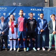 El Huesca presenta sus nuevas equipaciones en Arcusa