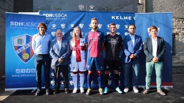 El Huesca presenta sus nuevas equipaciones en Arcusa