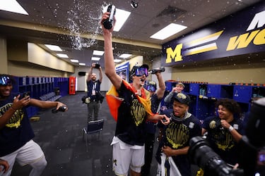 Aday Mara de los Michigan Wolverines celebra en el vestuario tras derrotar a los UConn Huskies en la final del Campeonato Nacional del Torneo de Baloncesto Masculino de la NCAA 2026 en el Lucas Oil Stadium.