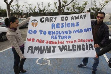 Gary Neville burnt at the stake in Valencia