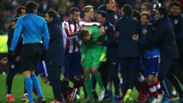El Atlético celebra el pase a cuartos ante el Bayer Leverkusen tras la tanda de penaltis.