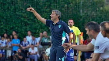 LAGUARDIA (ÁLAVA), 22/07/2025.- El entrenador del Athletic, Ernesto Valverde, durante el partido del XXIII Trofeo de Laguardia que Athletic Club y Deportivo Alavés disputan este martes en el estadio Óscar de Marcos, en la localidad alavesa de Laguardia. EFE/L. Rico