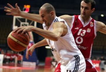 Herreros ante Giorkovitc durante el Olympiacos-Real Madrid del 21 de enero de 2005.