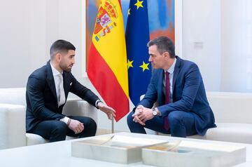 El luchador de artes marciales mixtas Ilia Topuria (i) y el presidente del Gobierno, Pedro Sánchez (d), durante una reunión tras proclamarse campeón mundial de la UFC en la categoría de peso pluma, en el Palacio de La Moncloa.