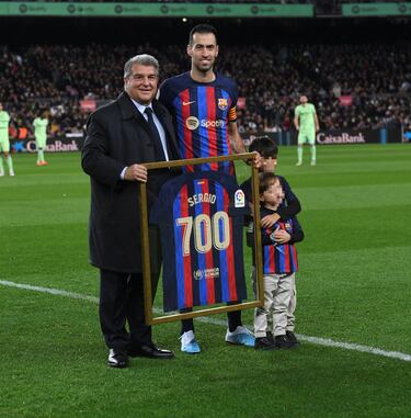 Sergio Busquets recibe del presidente Joan Laporta una camiseta para conmemorar los 700 partidos como jugador del Barça.
 